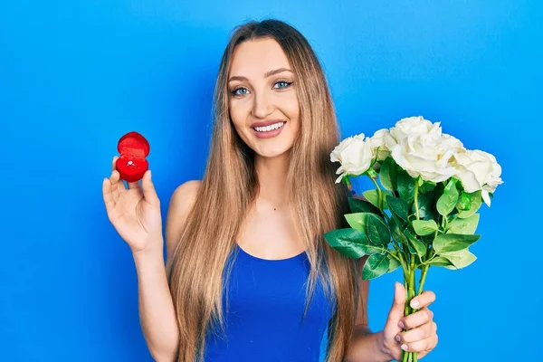 Menina Loira Jovem Segurando Buquê Flores Anel Noivado Sorrindo Com — Fotografia de Stock