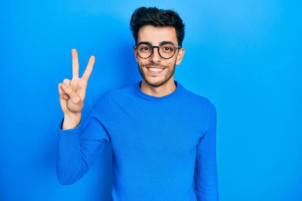Ung Latinamerikan Man Bär Casual Kläder Och Glasögon Som Visar — Stockfoto