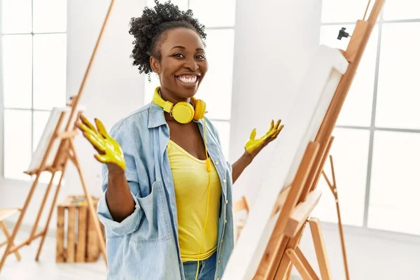 若いアフリカ系アメリカ人のアーティストの女性は アートスタジオで手で幸せな絵を笑って — ストック写真