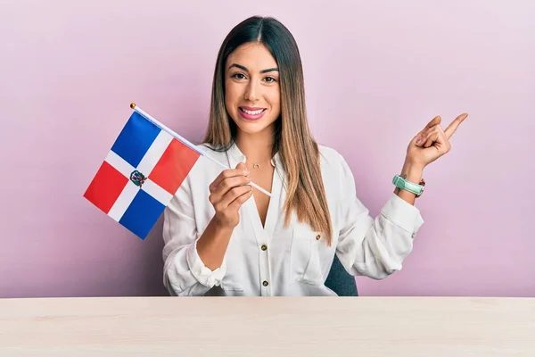 Jonge Spaanse Vrouw Die Vlag Van Dominicaanse Republiek Vasthoudt Tafel — Stockfoto