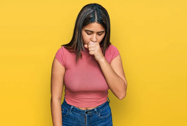 Menina Hispânica Jovem Vestindo Shirt Casual Sentindo Mal Tosse Como — Fotografia de Stock