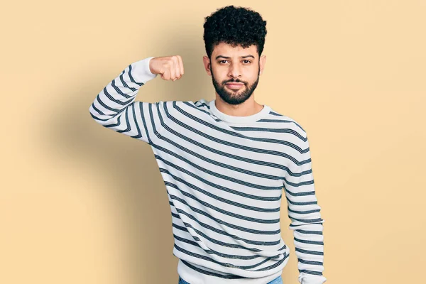 Junger Arabischer Mann Mit Bart Trägt Lässig Gestreiften Pullover Starke — Stockfoto