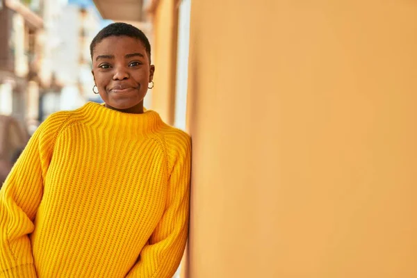 Jovem Afro Americana Sorrindo Feliz Cidade — Fotografia de Stock