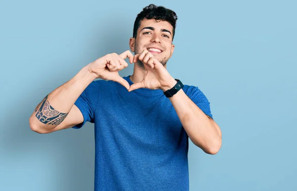 Fiatal Spanyol Férfi Alkalmi Pólóban Szerelmes Mosollyal Szív Szimbólum Alakot — Stock Fotó
