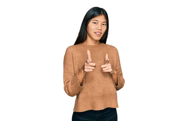 Krásná Mladá Asijská Žena Sobě Ležérní Zimní Svetr Ukazuje Prsty — Stock fotografie