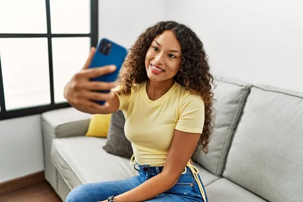 Mladá Latinsky Žena Usměvavá Sebevědomě Aby Selfie Smartphonu Doma — Stock fotografie