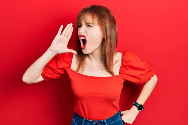 Ruiva Jovem Mulher Vestindo Casual Camiseta Vermelha Gritando Gritando Alto — Fotografia de Stock