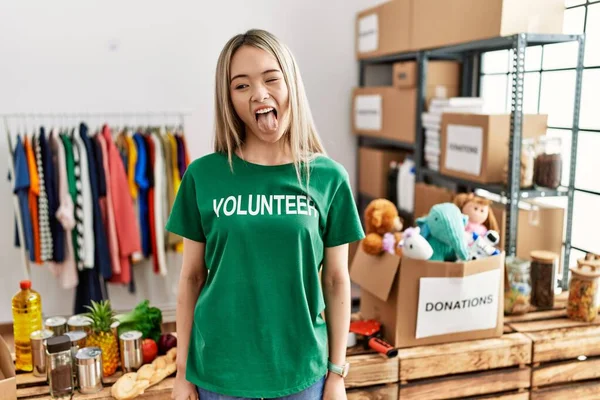 Mulher Jovem Asiática Vestindo Shirt Voluntária Doações Stand Sticking Língua — Fotografia de Stock
