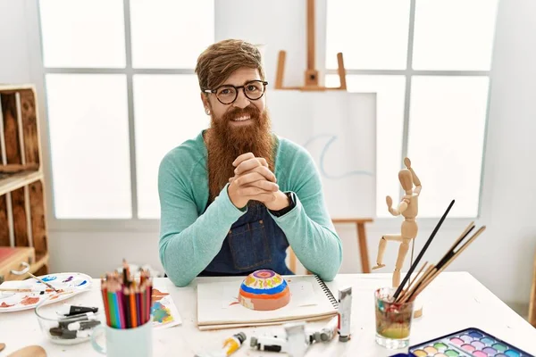 Kızıl Saçlı Uzun Sakallı Bir Adam Sanat Stüdyosunda Kilden Bir — Stok fotoğraf