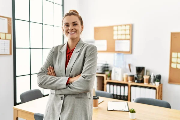 Young Woman Business Worker Standing Arms Crossed Gesture Office — Stockfoto