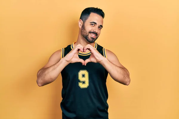 Όμορφος Ισπανός Γενειάδα Που Φοράει Μπλουζάκι Μπάσκετ Χαμογελώντας Στην Αγάπη — Φωτογραφία Αρχείου