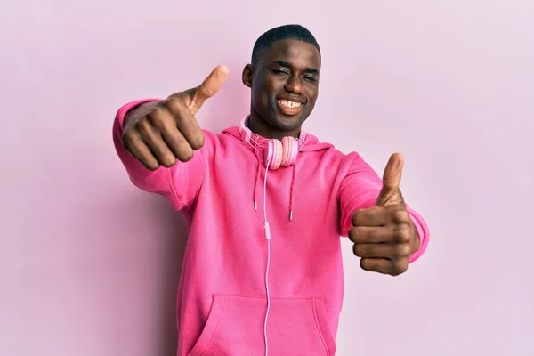 Jonge Afro Amerikaanse Man Draagt Sportkleding Gebruikt Een Koptelefoon Die — Stockfoto