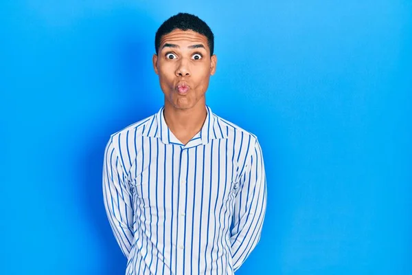 Jovem Afro Americano Vestindo Roupas Casuais Fazendo Cara Peixe Com — Fotografia de Stock