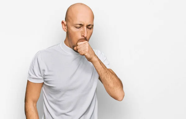 Hombre Calvo Con Barba Llevando Una Camiseta Blanca Casual Sintiéndose —  Fotos de Stock