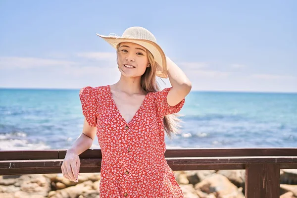 Young Chinese Girl Smiling Happy Wearing Summer Hat Beach — Stock Photo, Image