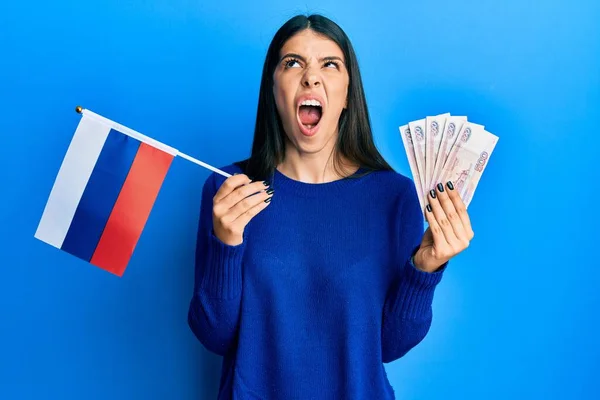 Jeune Femme Hispanique Tenant Drapeau Russe Roubles Billets Banque Colère — Photo