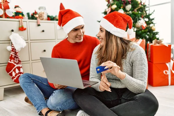 Casal Jovem Sorrindo Feliz Usando Chapéu Natal Sentado Chão Usando — Fotografia de Stock