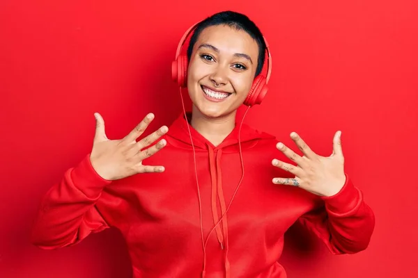 Kısa Saçlı Güzel Spanyol Kadın Müzik Dinliyor Kulaklık Takıyor Parmaklarını — Stok fotoğraf