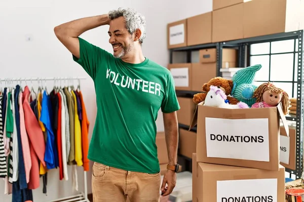 Homem Hispânico Meia Idade Vestindo Shirt Voluntária Doações Ficar Sorrindo — Fotografia de Stock