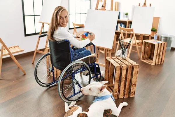 Tekerlekli Sandalyede Oturan Resim Stüdyosunda Köpekle Resim Çizen Gülümseyen Beyaz — Stok fotoğraf