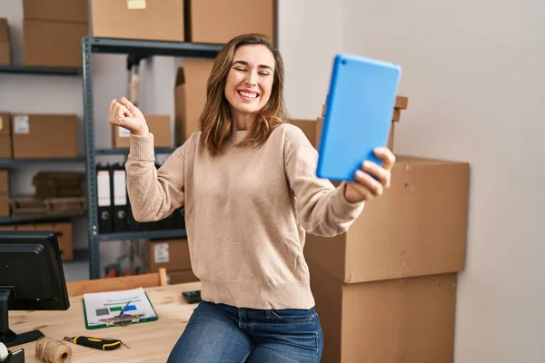 Jeune Femme Travaillant Ecommerce Faire Vidéo Avec Tablette Crier Fier — Photo