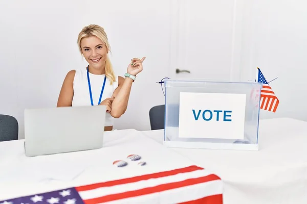 Jeune Femme Caucasienne Élection Campagne Politique Américaine Avec Grand Sourire — Photo