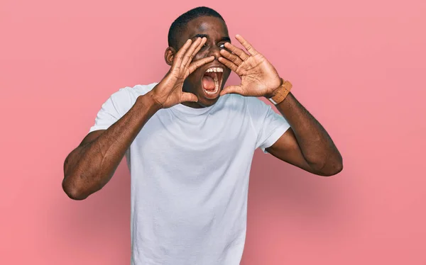 Joven Hombre Afroamericano Vistiendo Camiseta Blanca Casual Gritando Enojado Voz — Foto de Stock