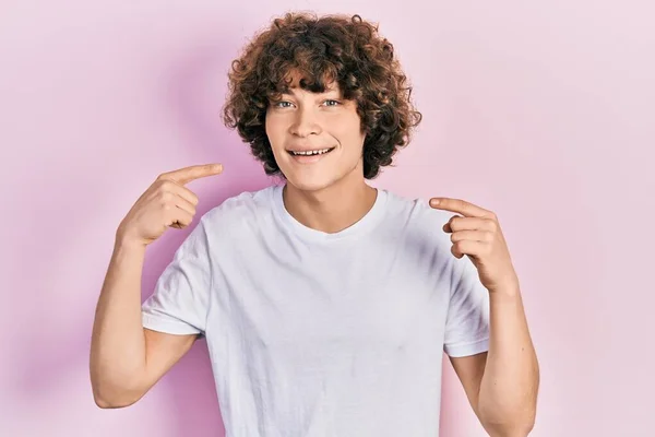 Hombre Joven Guapo Con Camiseta Blanca Casual Sonriendo Alegre Mostrando — Foto de Stock