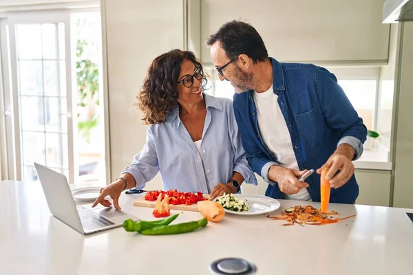 Edad Media Pareja Hispana Cocinar Uso Ordenador Portátil Cocina —  Fotos de Stock