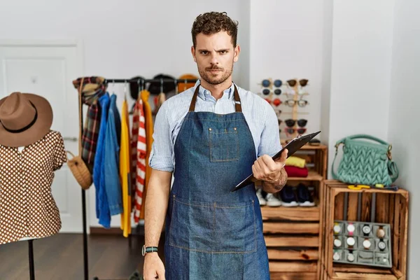 Perakende mağazasının müdürü olarak çalışan yakışıklı genç adam şüpheci ve gergin, sorun yüzünden asık suratlı. negatif kişi. 