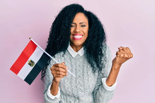 Středověká Africká Americká Žena Drží Egyptskou Vlajku Křičí Hrdě Slaví — Stock fotografie