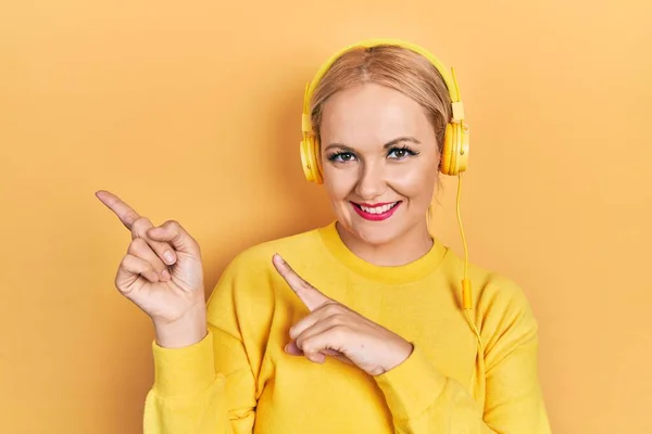 Genç Sarışın Kadın Müzik Dinliyor Kulaklık Takıyor Gülümsüyor Kameraya Bakıyor — Stok fotoğraf