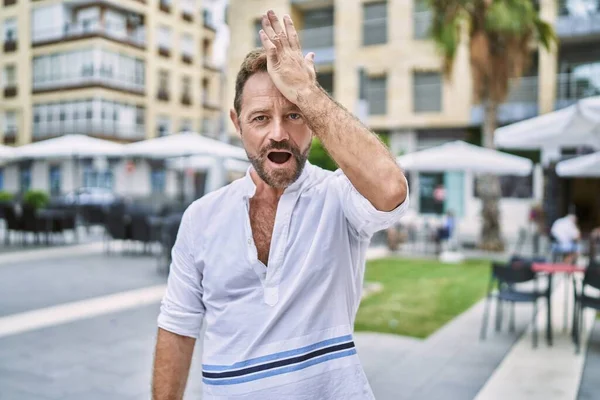 Hombre Mediana Edad Aire Libre Ciudad Sorprendido Con Mano Cabeza —  Fotos de Stock