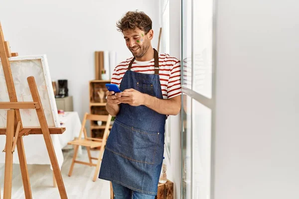 Young Hispanic Man Smiling Confident Using Smartphone Art Studio — Stock Photo, Image