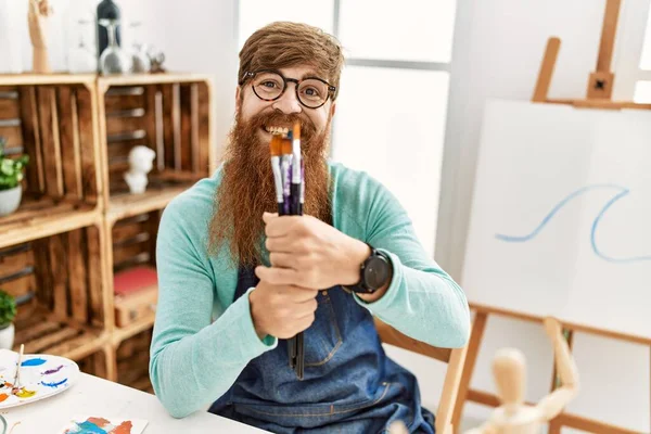 Jovem Ruiva Sorrindo Confiante Segurando Pincéis Estúdio Arte — Fotografia de Stock