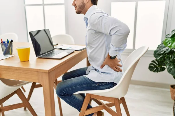 Junger Hispanischer Geschäftsmann Büro Mit Rückenschmerzen Auf Dem Tisch Sitzen — Stockfoto