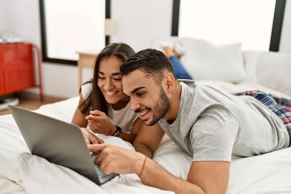 Jong Latijn Paar Glimlachen Gelukkig Met Behulp Van Laptop Slaapkamer — Stockfoto