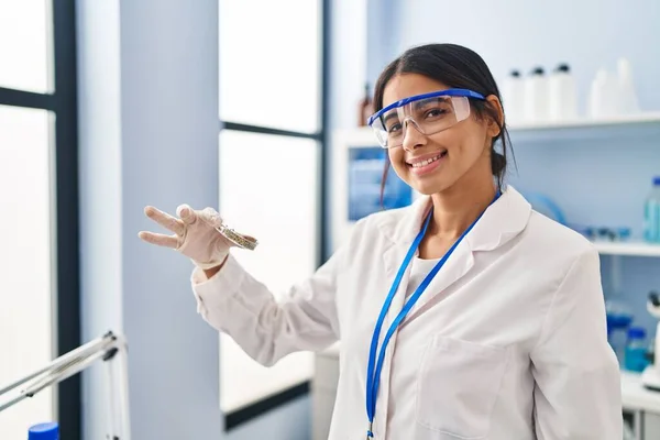 Mladá Latinská Žena Uniformě Vědkyně Drží Laboratoři Rostlinný Vzorek — Stock fotografie