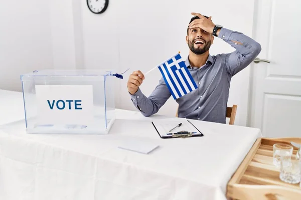 Joven Hombre Guapo Con Barba Las Elecciones Campaña Política Sosteniendo —  Fotos de Stock