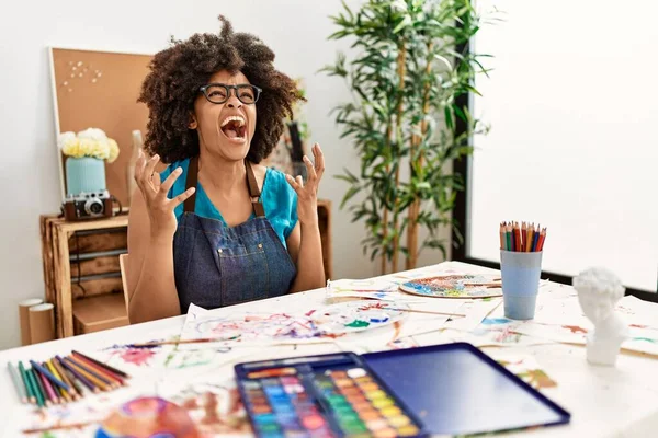美丽的非洲裔美国女人 在艺术工作室里画着非洲式的头发 疯狂地喊叫着 带着咄咄逼人的表情和手臂大喊着 沮丧的概念 — 图库照片
