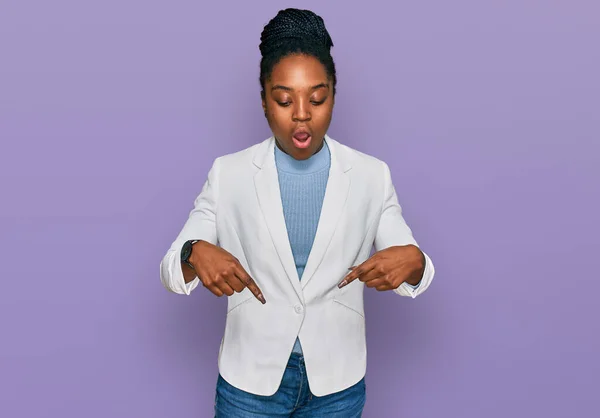 Молодая Африканская Американка Деловой Одежде Пальцами Показывающими Рекламу Удивленным Лицом — стоковое фото