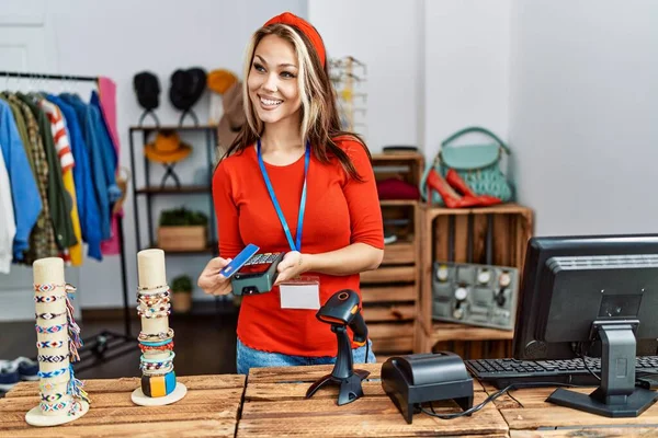 Jovem Lojista Caucasiano Mulher Sorrindo Feliz Trabalhando Loja Roupas — Fotografia de Stock