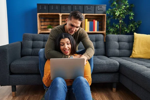 Άνδρας Και Γυναίκα Ζευγάρι Αγκαλιάζονται Χρησιμοποιώντας Φορητό Υπολογιστή Στο Σπίτι — Φωτογραφία Αρχείου
