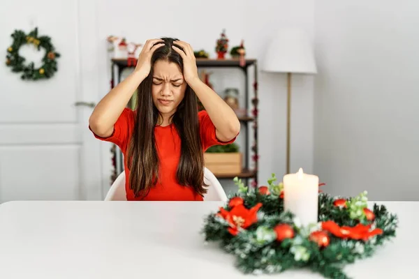 Jovem Morena Sentada Mesa Natal Sofrendo Dor Cabeça Desesperada Estressada — Fotografia de Stock