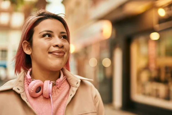 Mladý Hispánec Dívka Usměvavý Šťastný Pomocí Sluchátek Městě — Stock fotografie