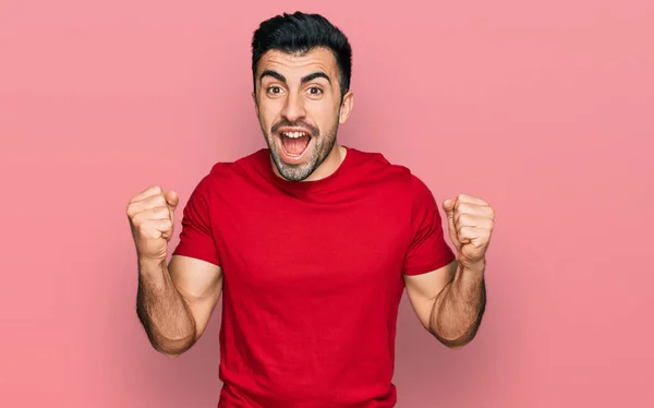 Homem Hispânico Com Barba Vestindo Camiseta Vermelha Casual Comemorando Surpreso — Fotografia de Stock