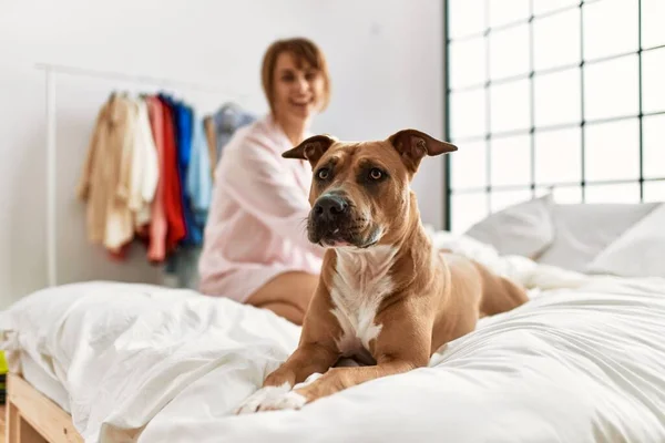 Junge Kaukasierin Lächelt Selbstbewusst Bett Mit Hund Schlafzimmer — Stockfoto