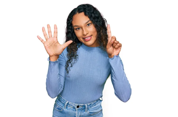 Mujer Hispana Joven Con Pelo Rizado Con Ropa Casual Mostrando — Foto de Stock