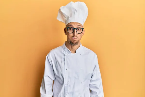 Φαλακρός Άντρας Μούσι Που Φοράει Επαγγελματική Στολή Μάγειρα Φουσκώνοντας Μάγουλα — Φωτογραφία Αρχείου