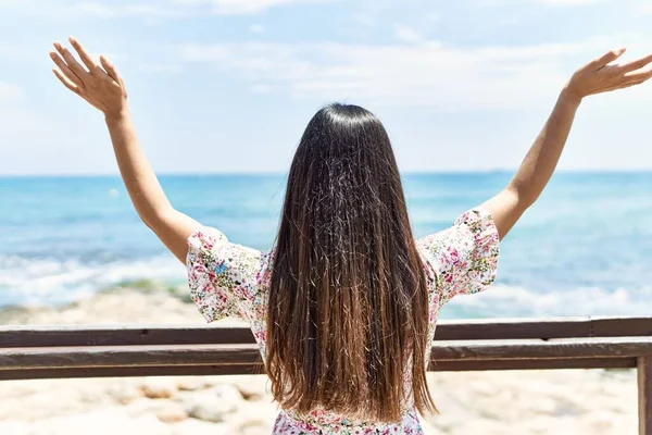 Menina Latina Vista Traseira Olhando Para Mar Praia — Fotografia de Stock